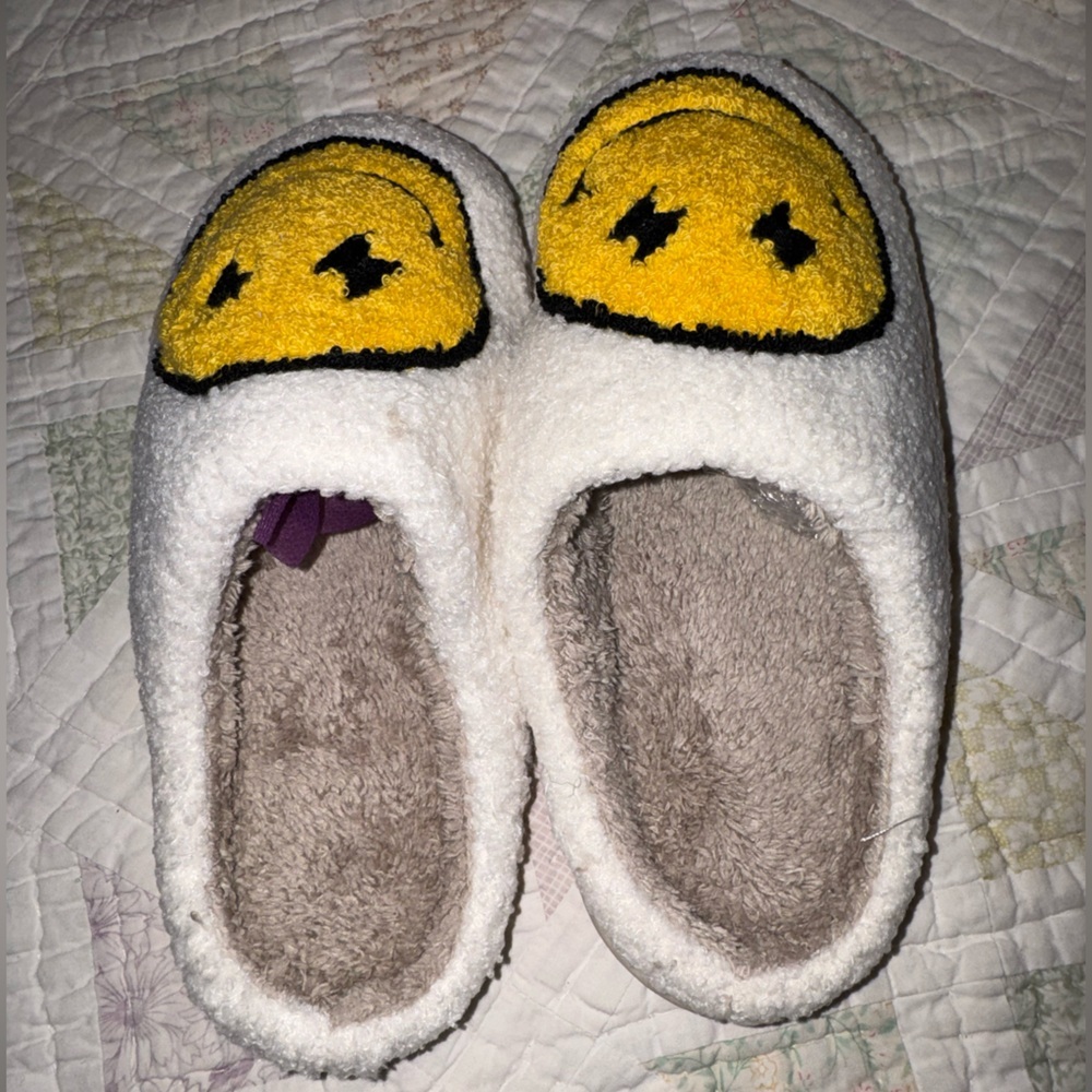 💥SALE💥NEW Cozy Smiley Face Fuzzy Slippers – White & Yellow | Women’s 9–10 - Picture 3 of 6